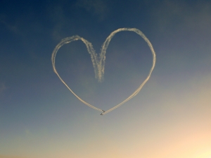 Gökyüzünde Uçan Kalp Duman Aşk & Sevgi Kanvas Tablo
