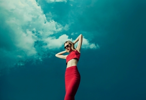 Kırmızılı Kadın ve Gökyüzü Fotoğraf Kanvas Tablo
