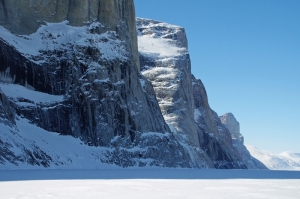 Kış manzarası Karlı Sarp Dik Kayalıklar Doğa Manzaraları Kanvas Tablo