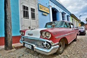 Kuba Eski Klasik Otomobil Kırmızı Kanvas Tablo