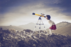 Sevimli Kız ve Teleskop Fotoğraf Kanvas Tablo
