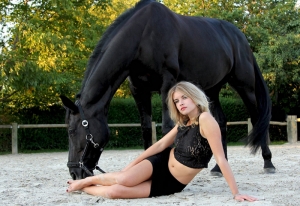 Siyah At ve Sarışın Güzel Hayvanlar Kanvas Tablo