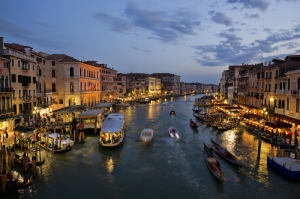 Venedik Dar Eski Sokaklar Renkli Evler Gondol İtalya Yaratıcı Müthiş Fotoğraflar-29 Dünyaca Ünlü Şehirler Kanvas Tablo